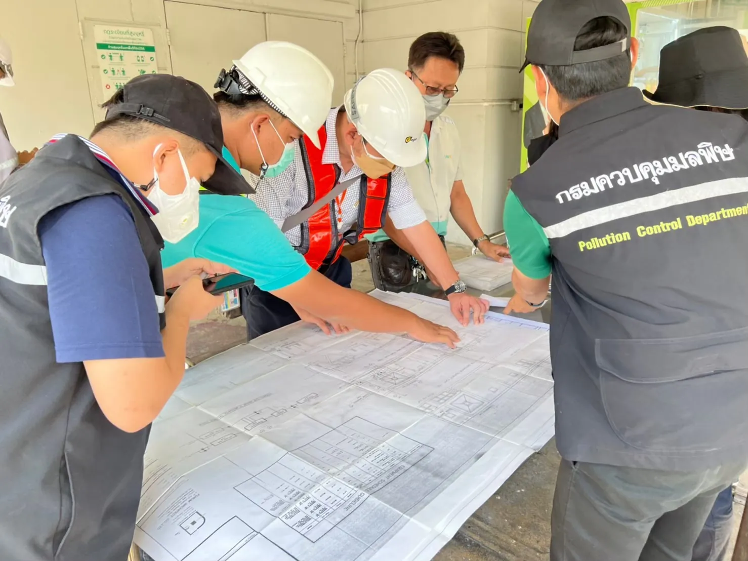 ตรวจแบบระบบบำบัดน้ำเสียร่วมกับเจ้าหน้าที่หน่วยงานตรวจสอบ