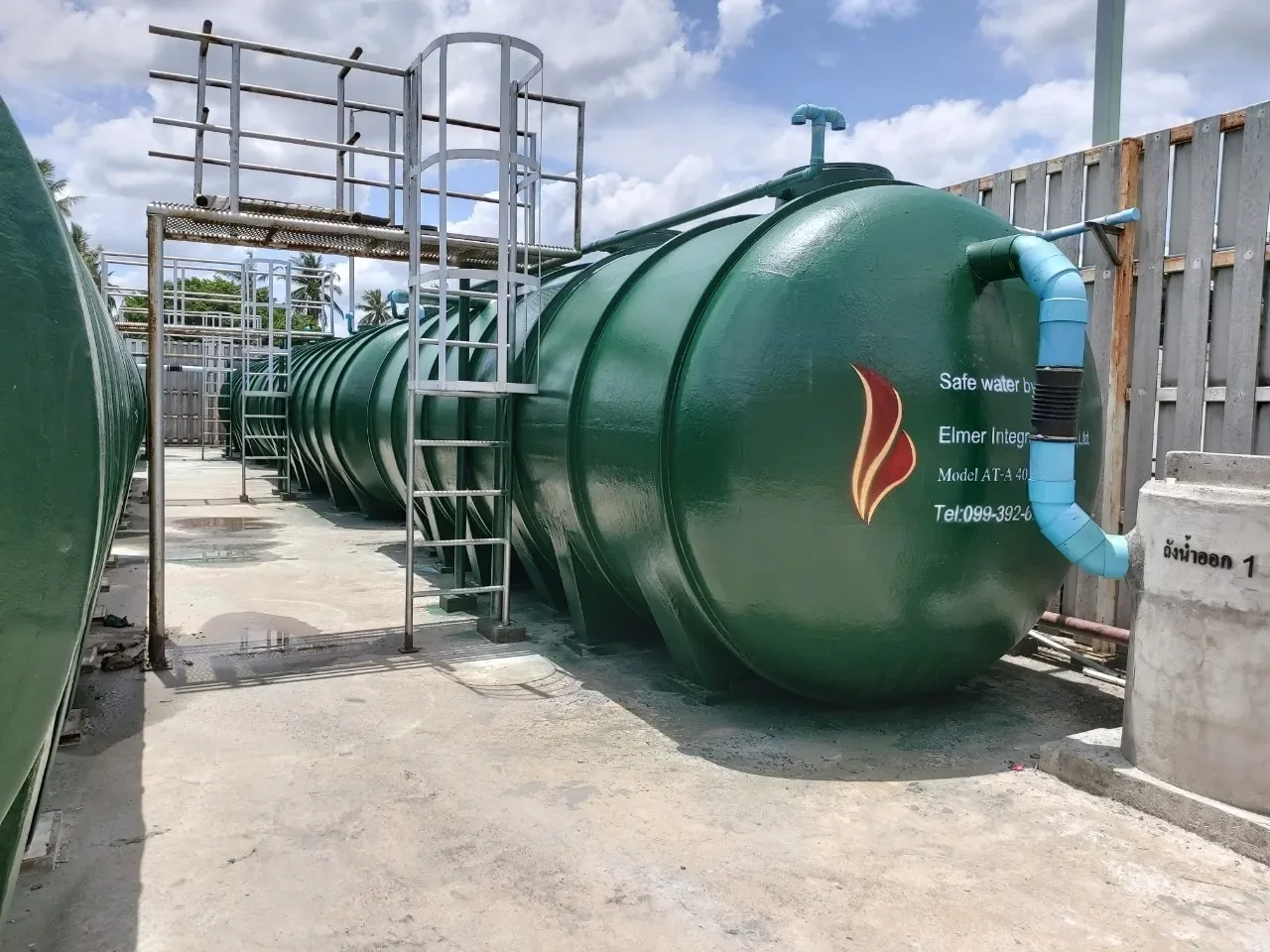 ถังเติมอากาศไฟเบอร์กลาสพร้อมบันไดและทางเดินตรวจสอบ