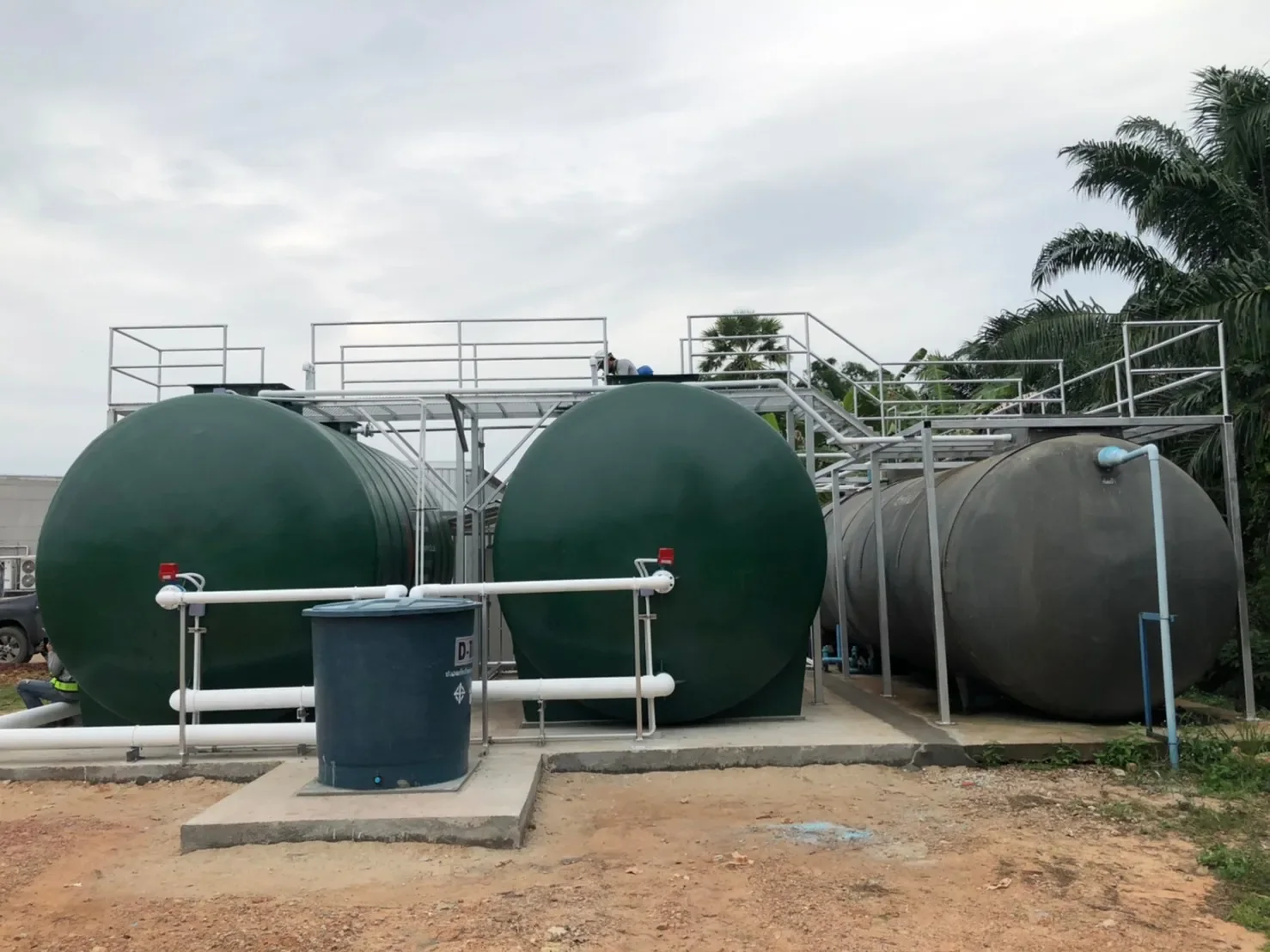 ถังบำบัดไฟเบอร์กลาสวางบนฐานคอนกรีต