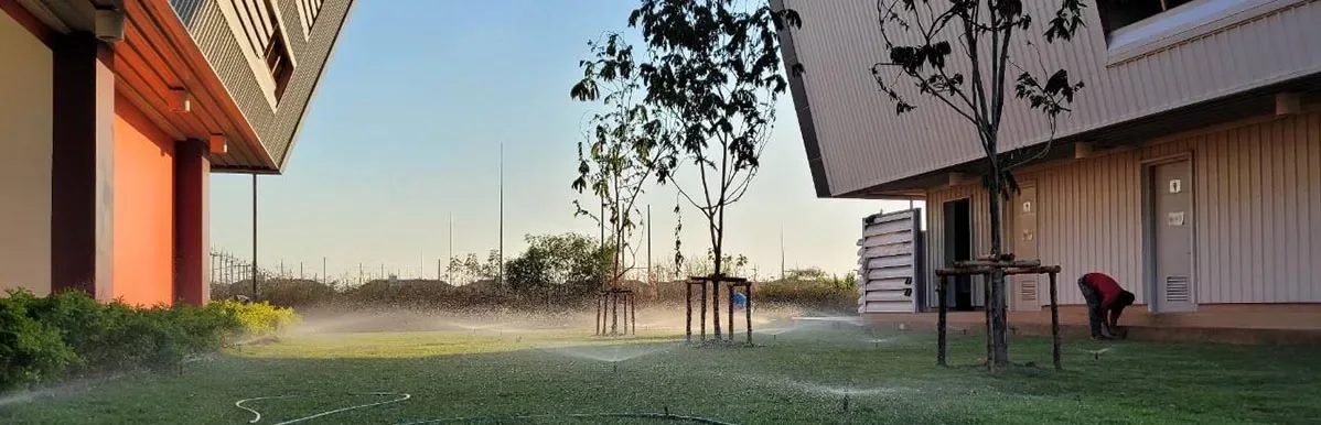 สวนหย่อมและระบบรดน้ำรอบอาคารหลังปรับปรุงภูมิทัศน์