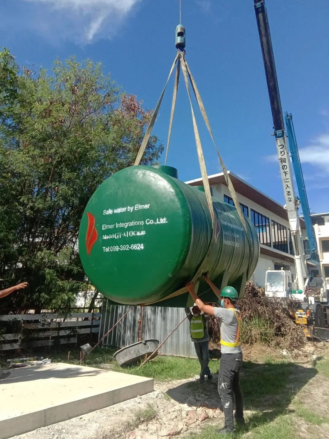 ยกถังดักไขมันไฟเบอร์กลาสลงติดตั้ง