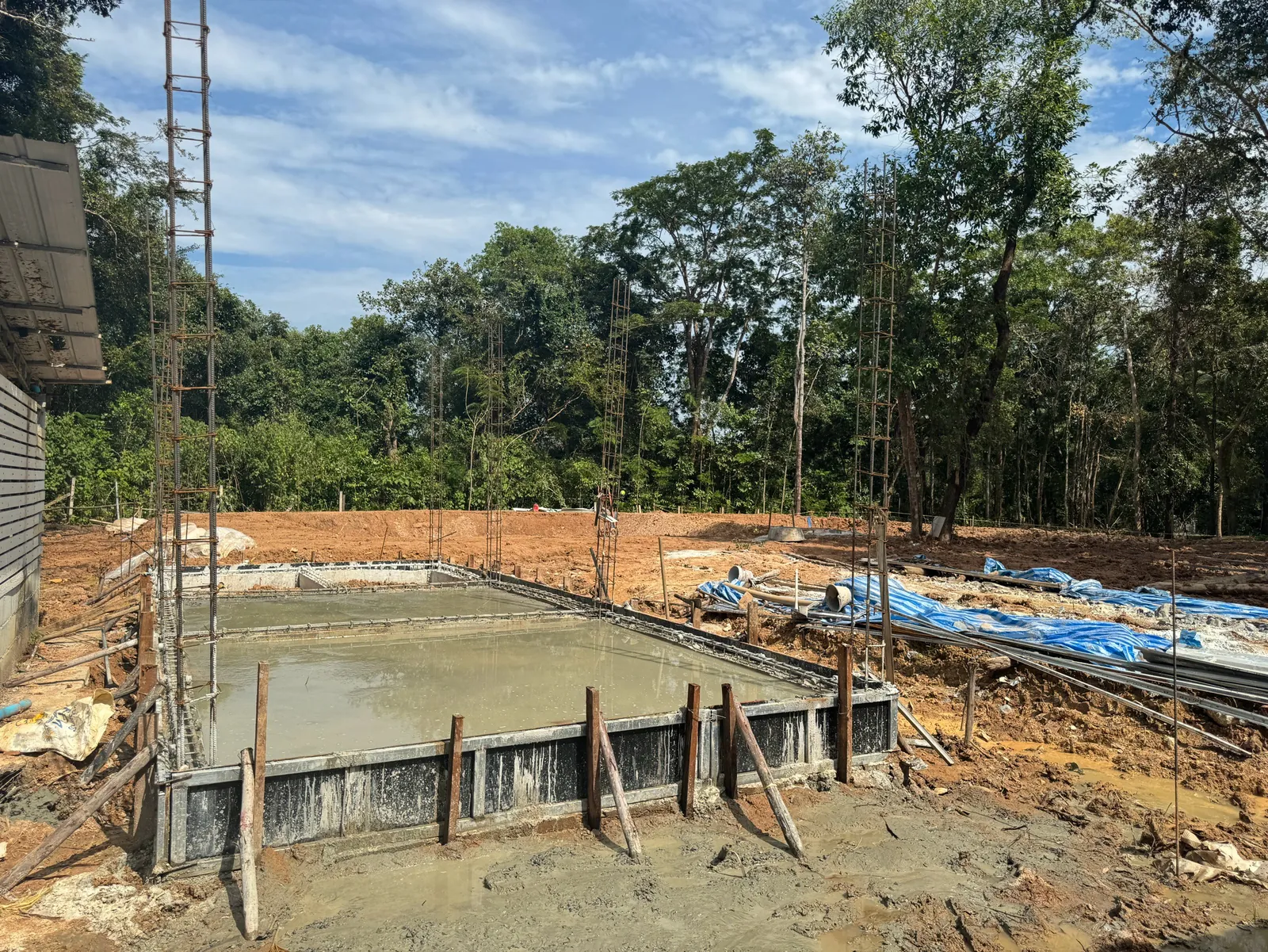 งานพื้นคอนกรีตและเหล็กเสริมระหว่างก่อสร้างระบบบำบัดน้ำเสีย
