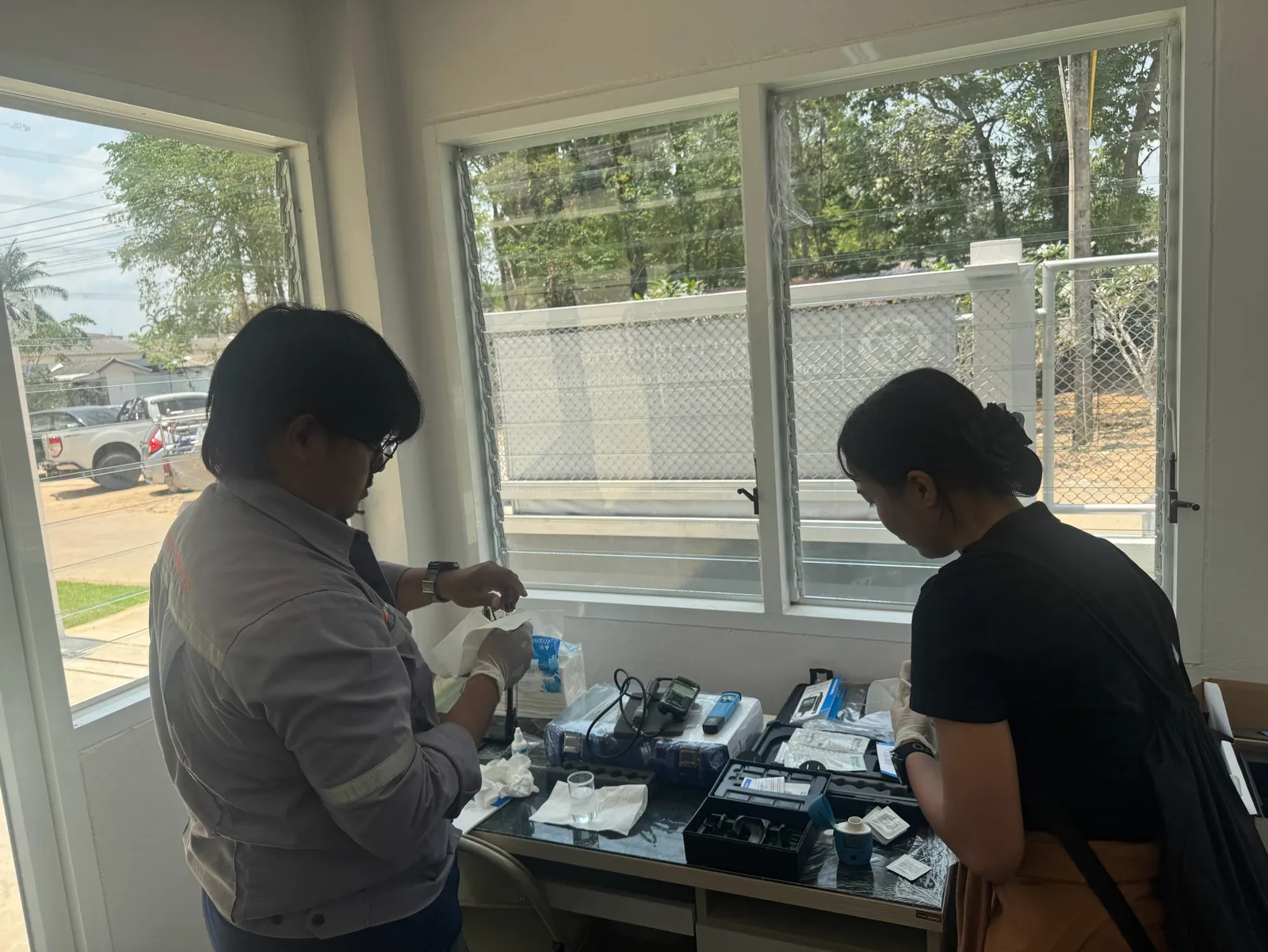 ตรวจวัดคุณภาพน้ำด้วยชุดทดสอบภายในอาคาร