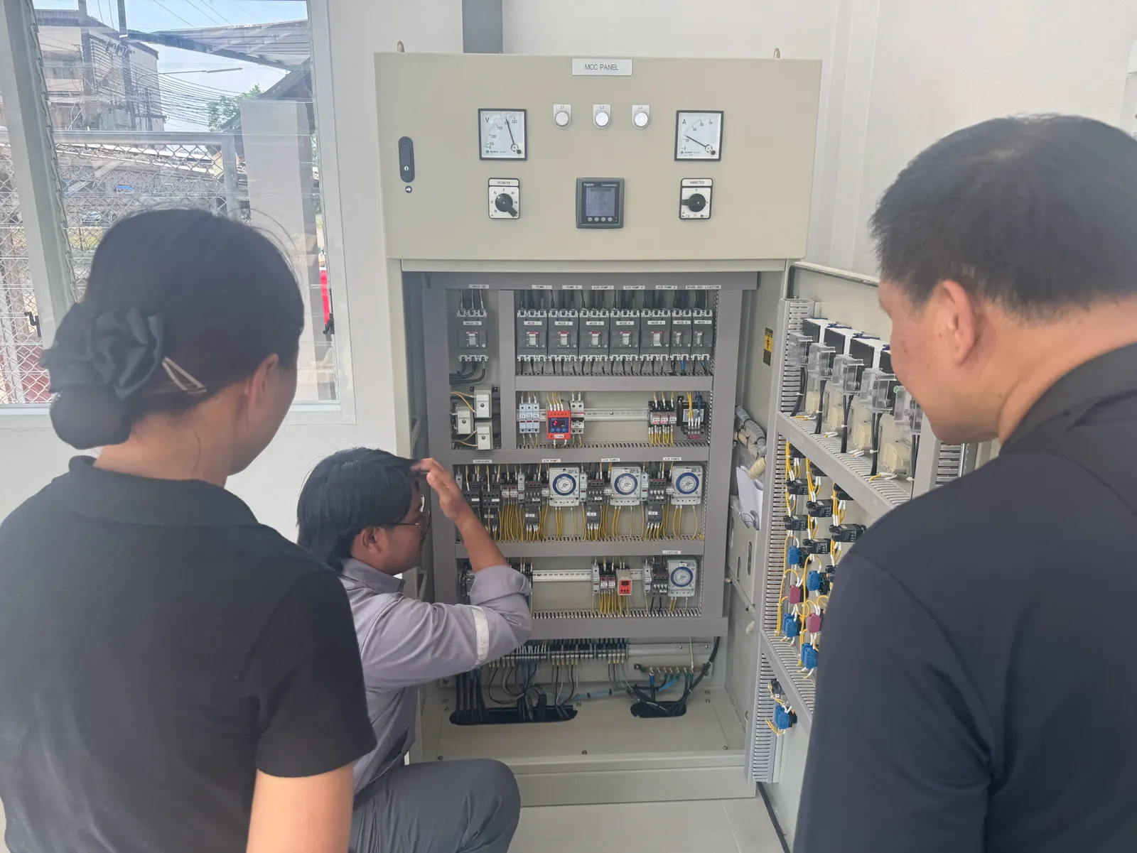 ทีมงานตรวจการทำงานของตู้ควบคุมระบบบำบัดน้ำเสีย