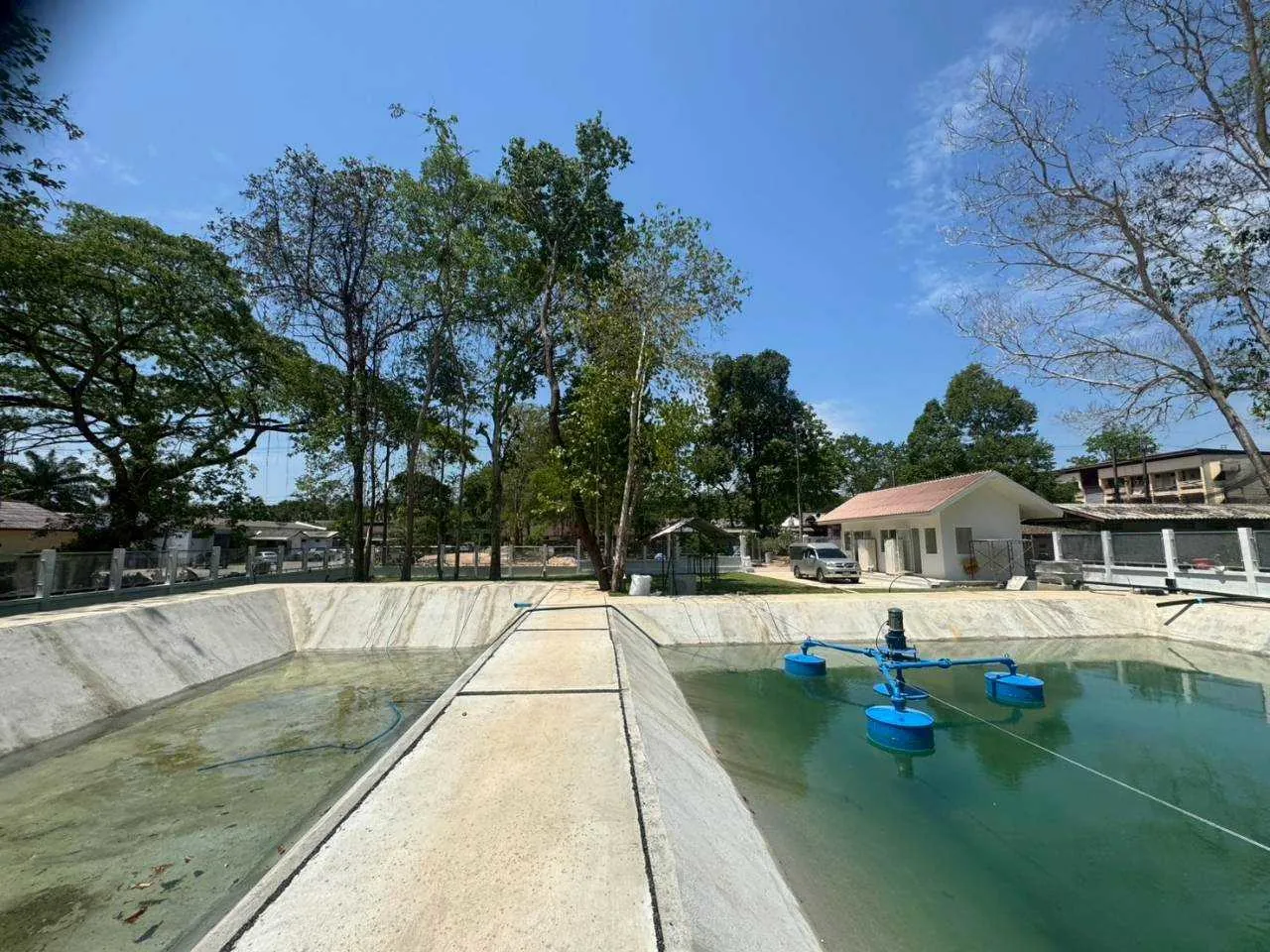 ทางเดินคอนกรีตระหว่างบ่อบำบัดน้ำเสีย โรงพยาบาลมะขาม